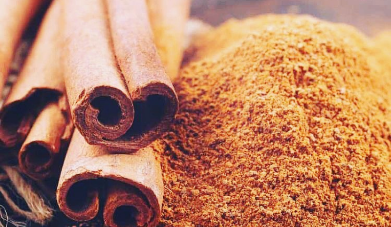 Cinnamon in powder and tubes