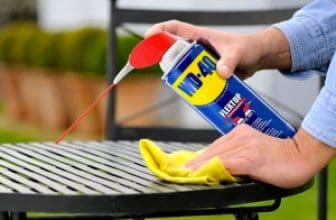 man clean the surface with WD40