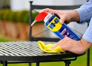 man clean the surface with WD40