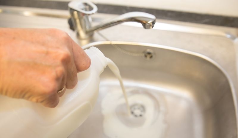 Pour the detergent into the sink