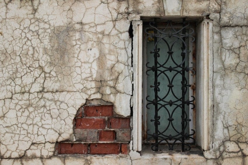 old wall with cracks in it